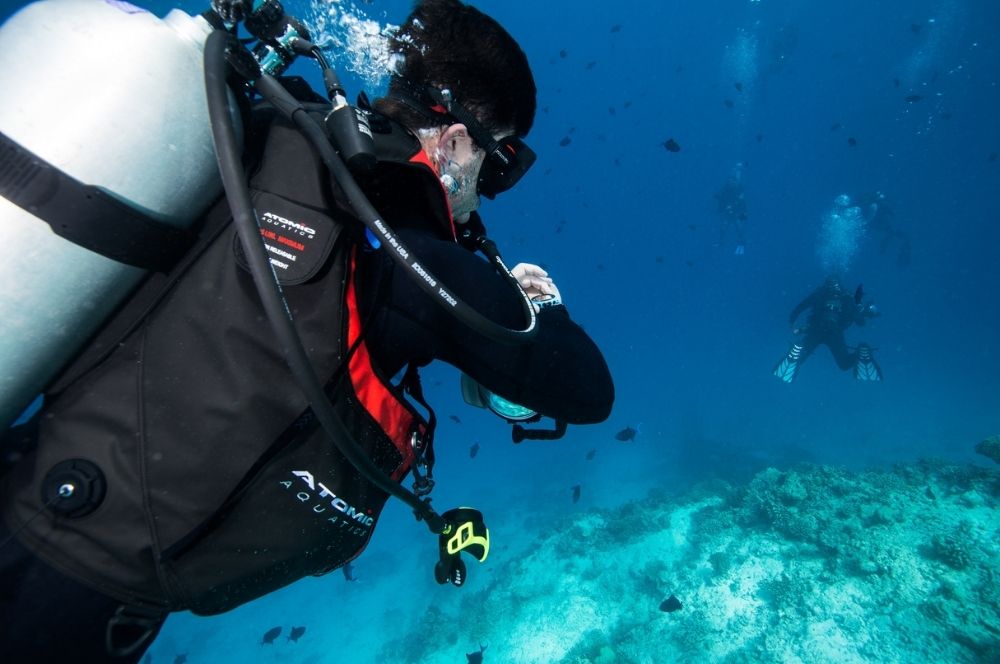 How Do Scuba Divers Control Their Buoyancy?