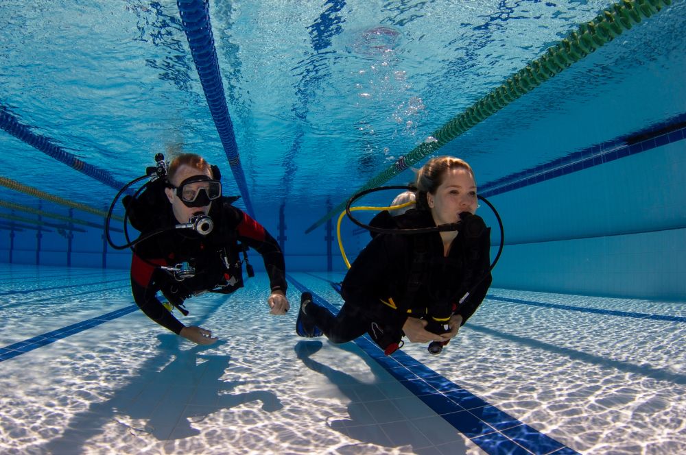A group of divers during a PADI course