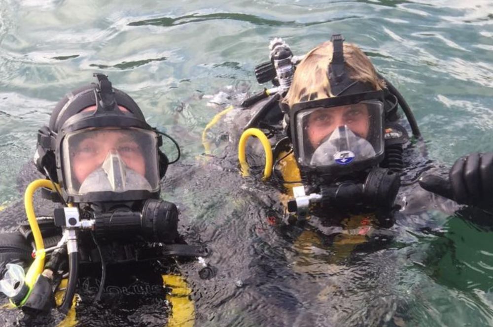 Comercial divers with full face masks