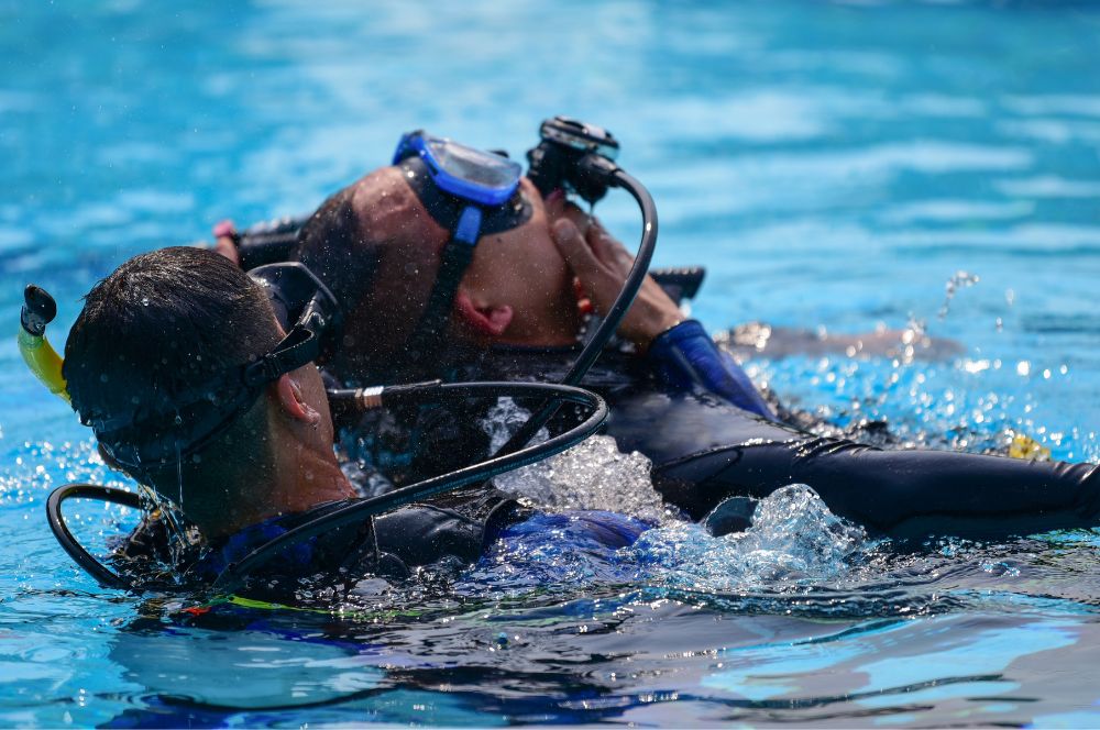 Divemaster candidate demonstrating rescue techniques