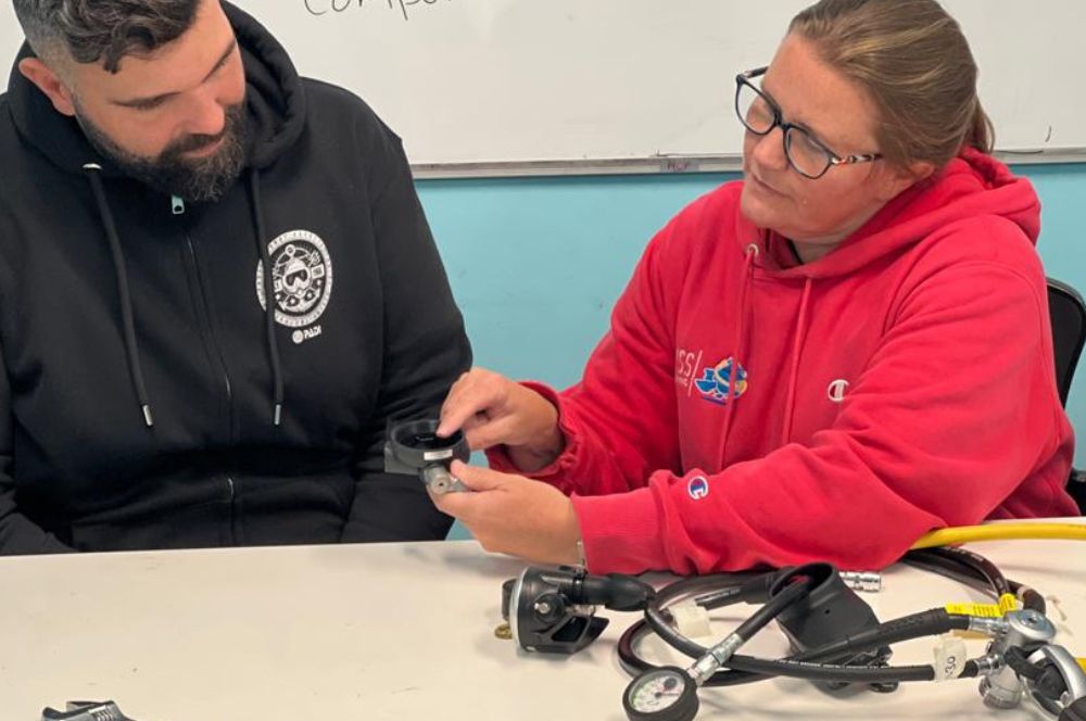 Diver and PADI Instructor during hands-on training