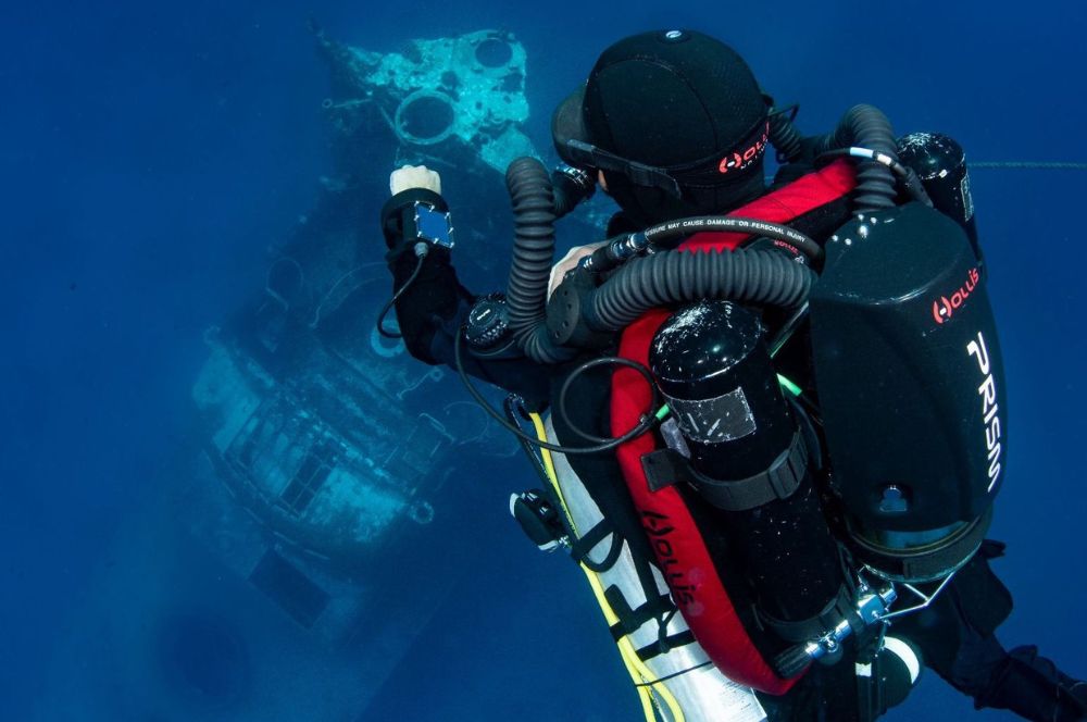 A rebreather diver using specialised gas mixtures for deep dives