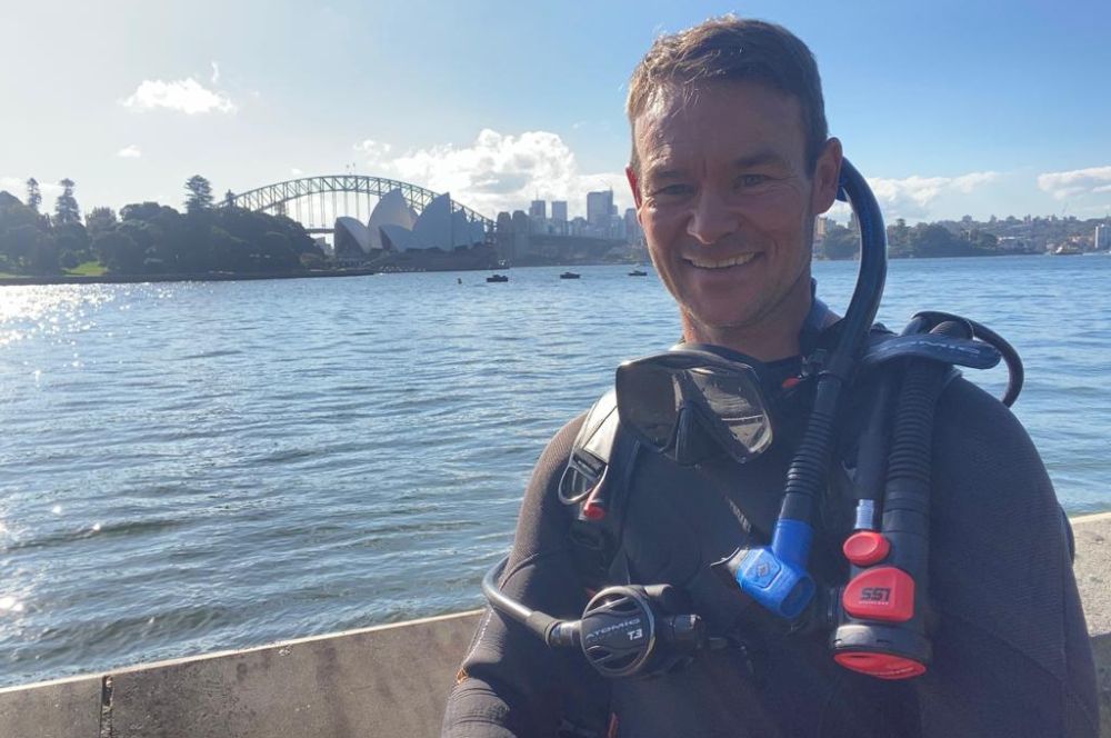 Scuba divers reducing their carbon footprint by diving locally