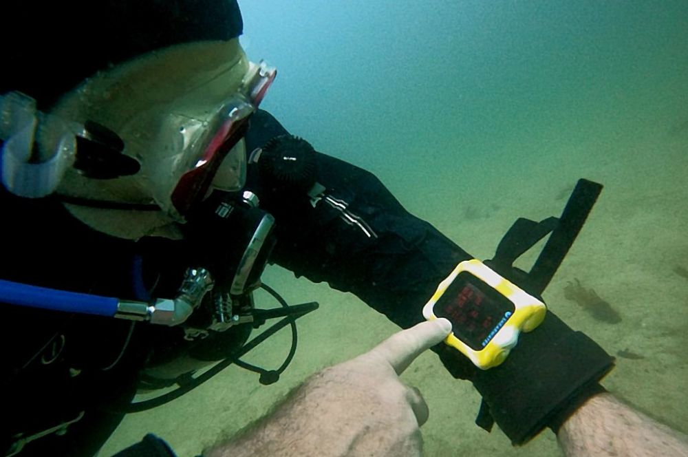 Dive computer monitoring the depth and time of the safety stop