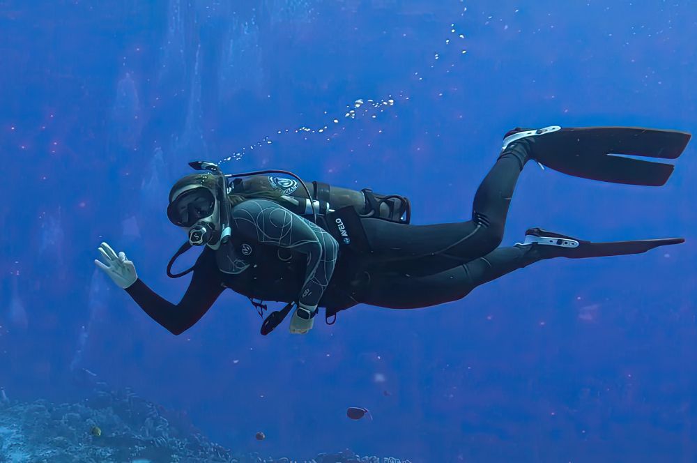 A diver using the Avelo Dive System to achieve  neutral buoyancy underwater.