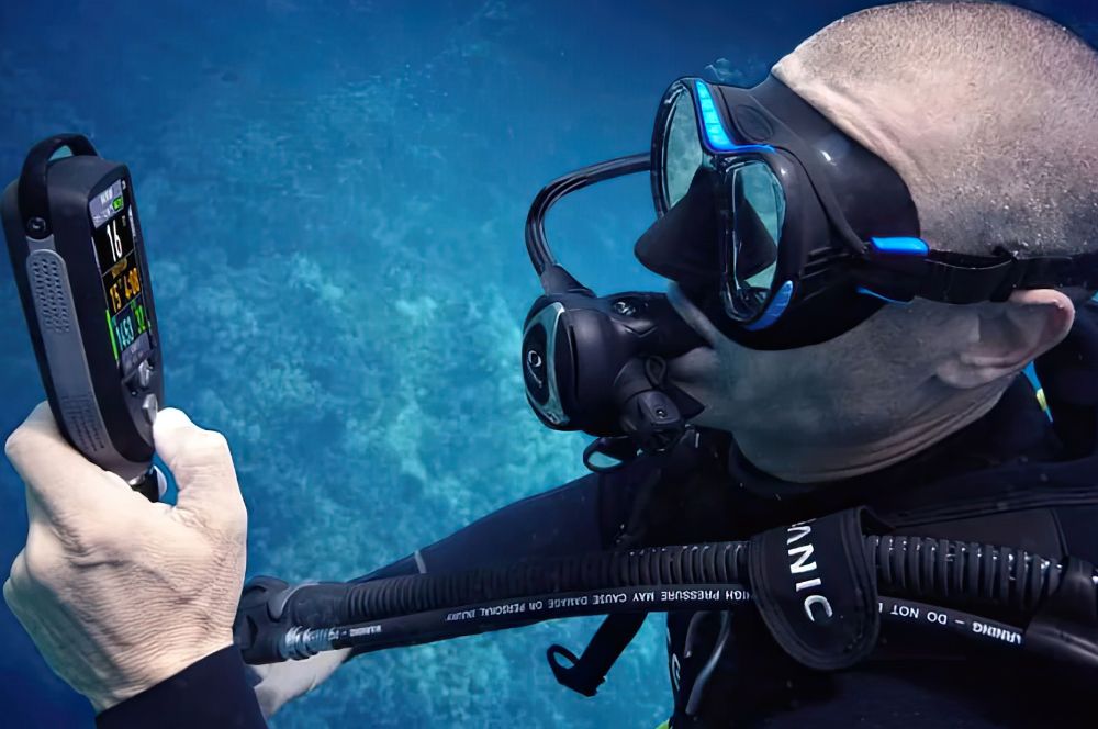 Scuba diver checking on the available air using an air intergrated computer