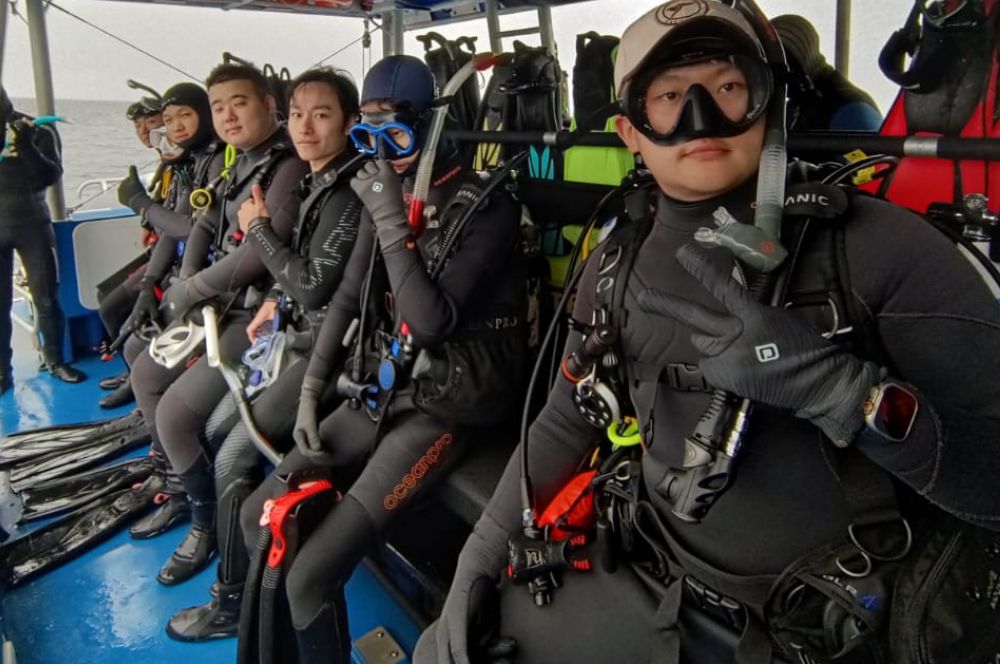 中国潜水员准备出发进行船潜。