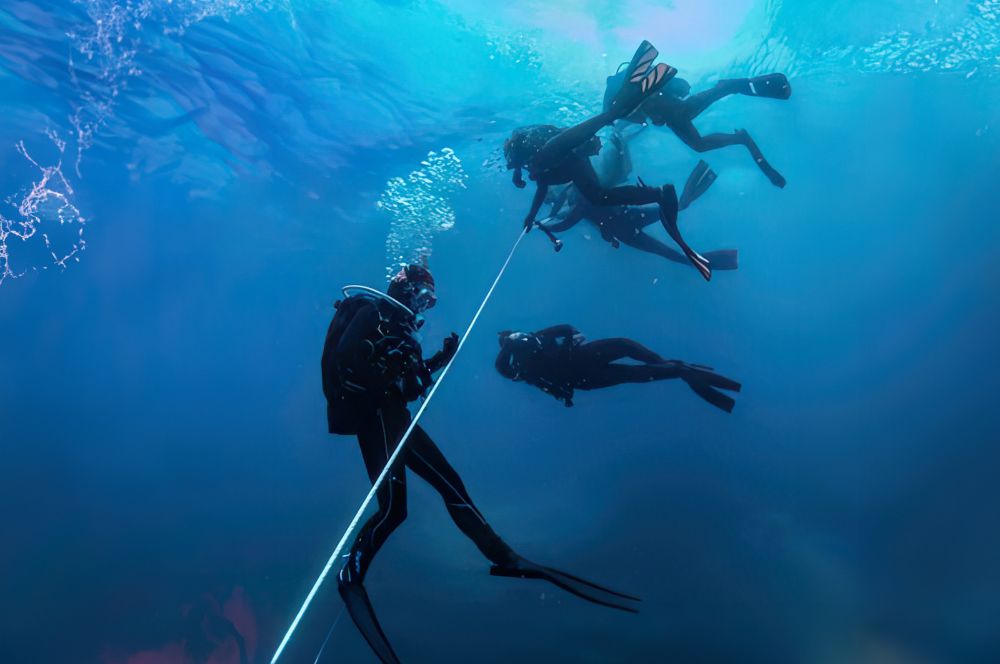 A scuba divers managing the risks and hazards of deep diving