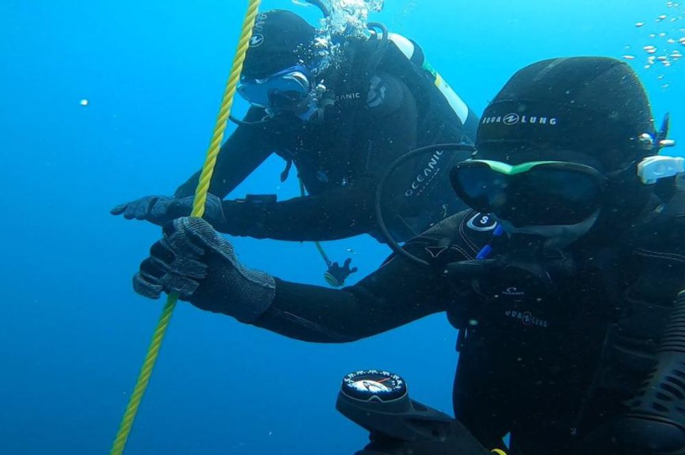 A scuba diver learning the techniques for safe deep diving