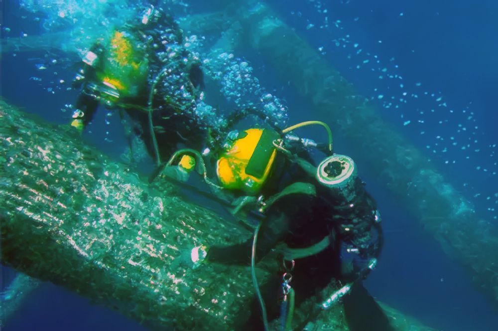 Saturation divers working at extreme depths