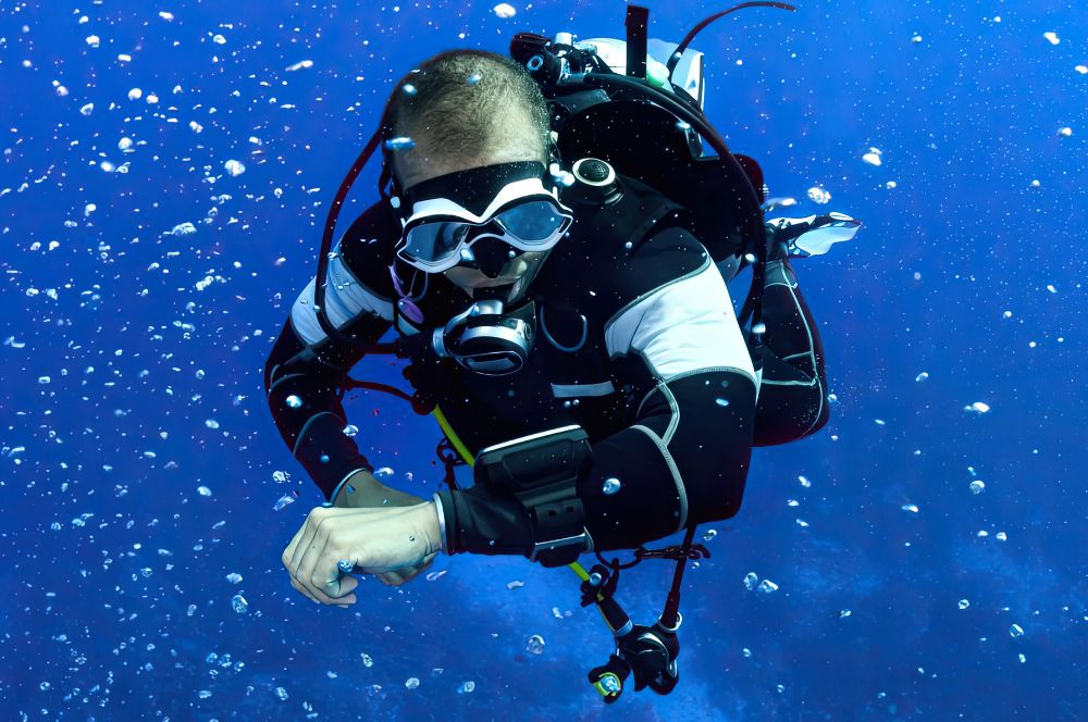 Diver ascending with care to avoid decompression sickness