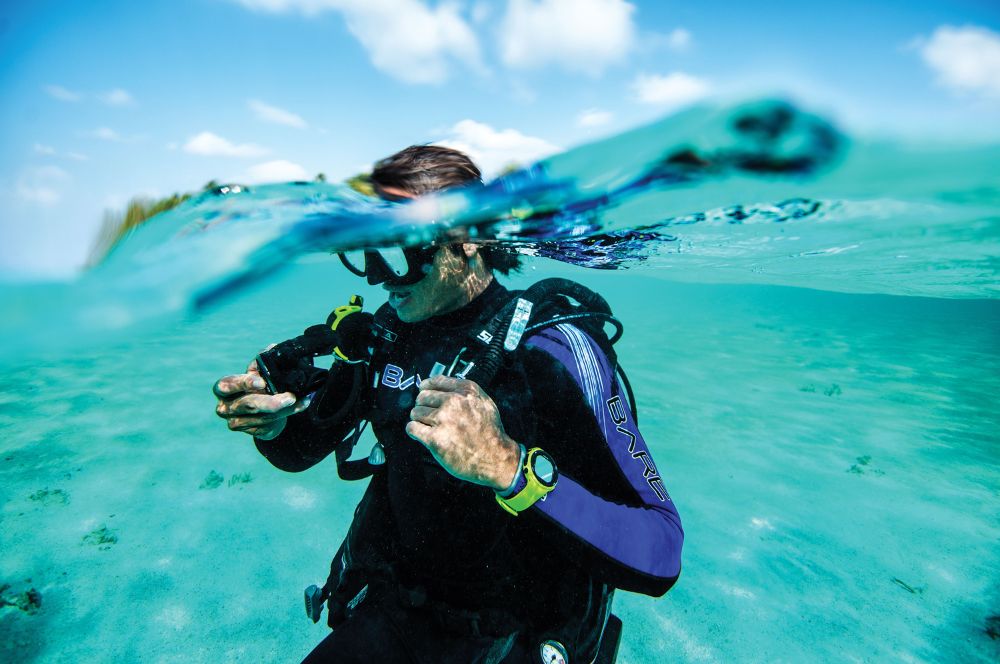 A diver exausting water from thier BCD to begin thier dive